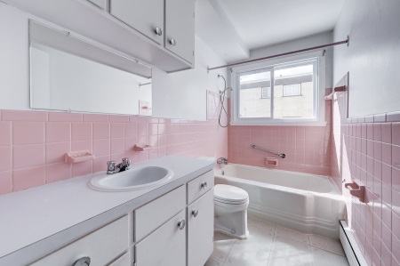 salle de bain avec céramique murale rose à remettre au goût du jour