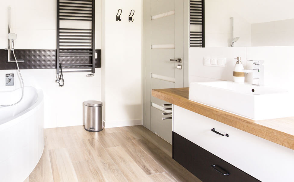 renover une salle de bain à petit prix - salle de bain moderne noire blanche et bois