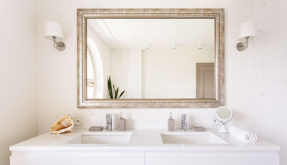 grand miroir de salle de bain avec doubles lavabos
