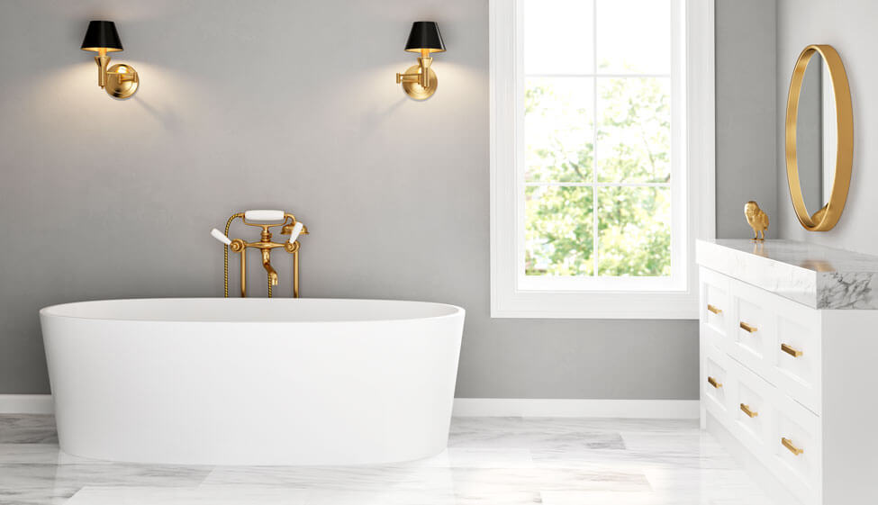 grand bain blanc avec détails dorés
